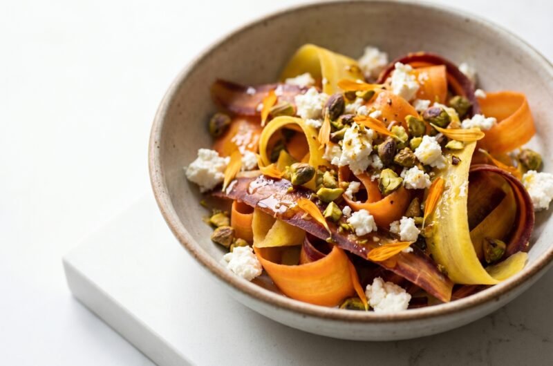 Karotten-Feta-Salat mit Pistazien und Orangenblüten-Dressing